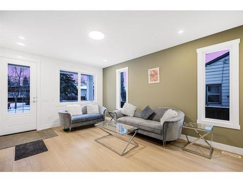 3-426 13 Avenue Ne, Calgary, AB - Indoor Photo Showing Living Room