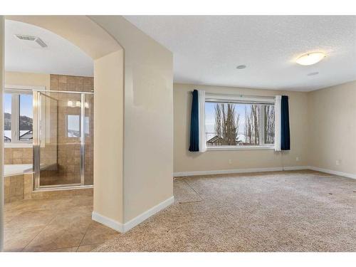 16 Sunset Close, Cochrane, AB - Indoor Photo Showing Other Room