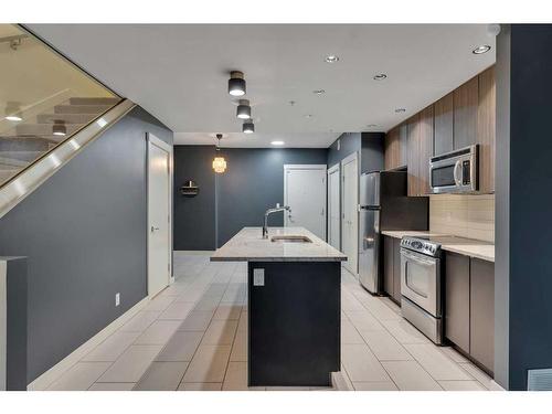 103-788 12 Avenue Sw, Calgary, AB - Indoor Photo Showing Kitchen