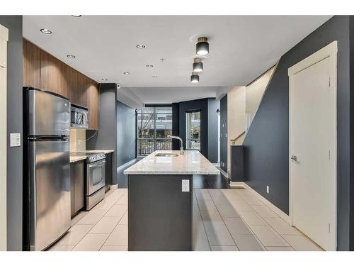 103-788 12 Avenue Sw, Calgary, AB - Indoor Photo Showing Kitchen With Stainless Steel Kitchen