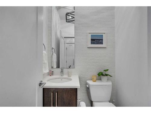 1-1922 25A Street Sw, Calgary, AB - Indoor Photo Showing Bathroom