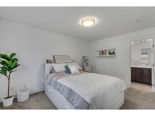 1-1922 25A Street Sw, Calgary, AB - Indoor Photo Showing Bedroom