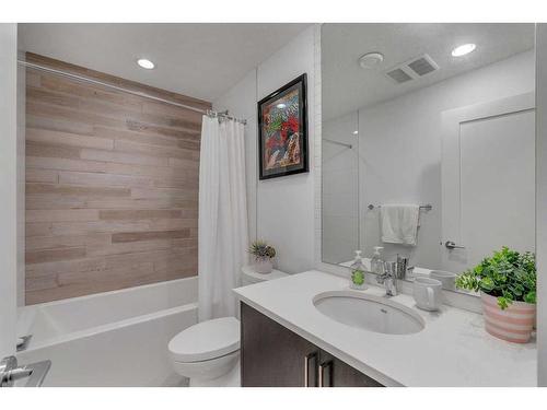 1-1922 25A Street Sw, Calgary, AB - Indoor Photo Showing Bathroom