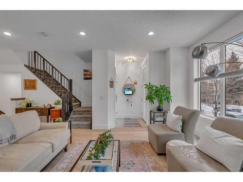 1-1922 25A Street Sw, Calgary, AB - Indoor Photo Showing Living Room