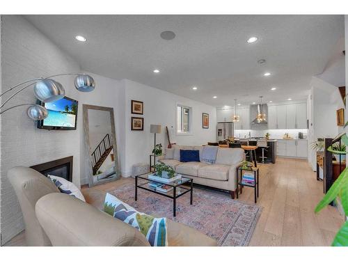 1-1922 25A Street Sw, Calgary, AB - Indoor Photo Showing Living Room