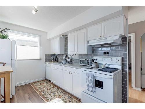 2236 41 Street Se, Calgary, AB - Indoor Photo Showing Kitchen