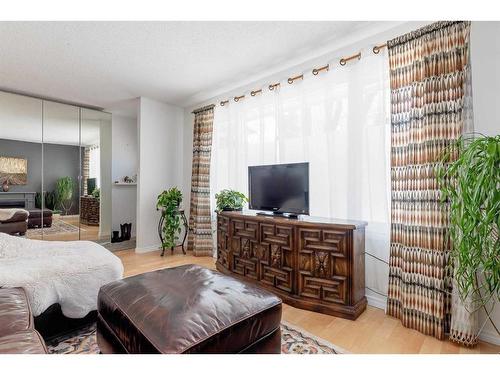 2236 41 Street Se, Calgary, AB - Indoor Photo Showing Bedroom