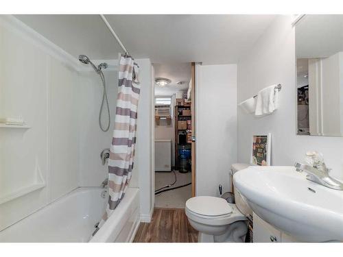 2236 41 Street Se, Calgary, AB - Indoor Photo Showing Bathroom