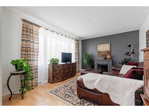 2236 41 Street Se, Calgary, AB - Indoor Photo Showing Living Room