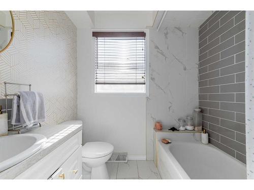 2236 41 Street Se, Calgary, AB - Indoor Photo Showing Bathroom