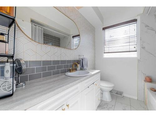 2236 41 Street Se, Calgary, AB - Indoor Photo Showing Bathroom