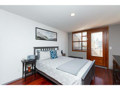 2003 27 Avenue Sw, Calgary, AB - Indoor Photo Showing Bedroom