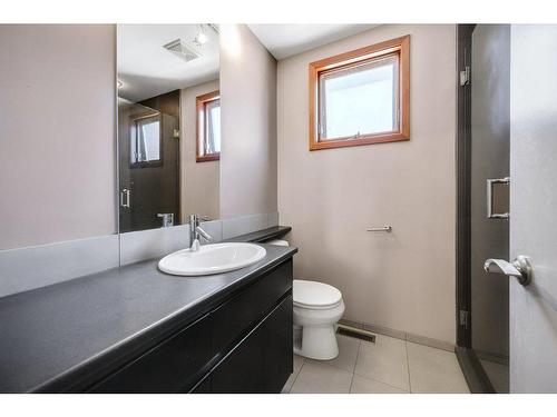 2003 27 Avenue Sw, Calgary, AB - Indoor Photo Showing Bathroom