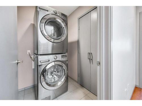 2003 27 Avenue Sw, Calgary, AB - Indoor Photo Showing Laundry Room