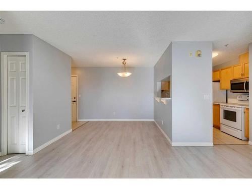 119-2022 Canyon Meadows Drive Se, Calgary, AB - Indoor Photo Showing Kitchen