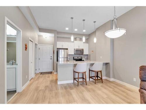 408-10 Mahogany Mews Se, Calgary, AB - Indoor Photo Showing Kitchen