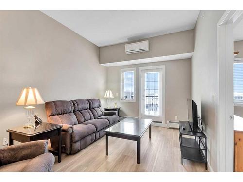 408-10 Mahogany Mews Se, Calgary, AB - Indoor Photo Showing Living Room