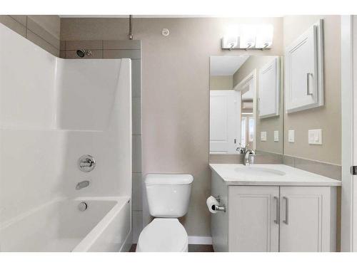 408-10 Mahogany Mews Se, Calgary, AB - Indoor Photo Showing Bathroom