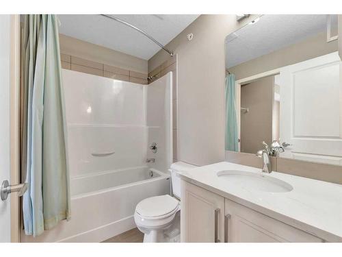 408-10 Mahogany Mews Se, Calgary, AB - Indoor Photo Showing Bathroom