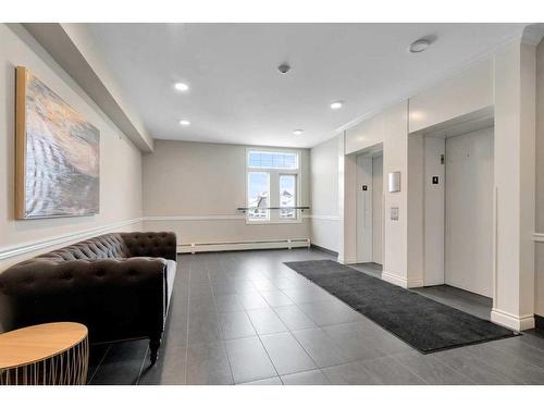 408-10 Mahogany Mews Se, Calgary, AB - Indoor Photo Showing Other Room