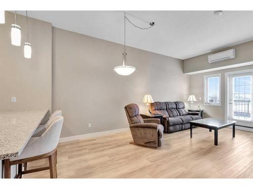 408-10 Mahogany Mews Se, Calgary, AB - Indoor Photo Showing Living Room