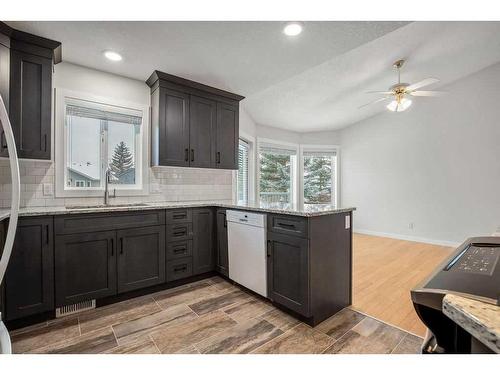 14 West Chapman Place, Cochrane, AB - Indoor Photo Showing Kitchen