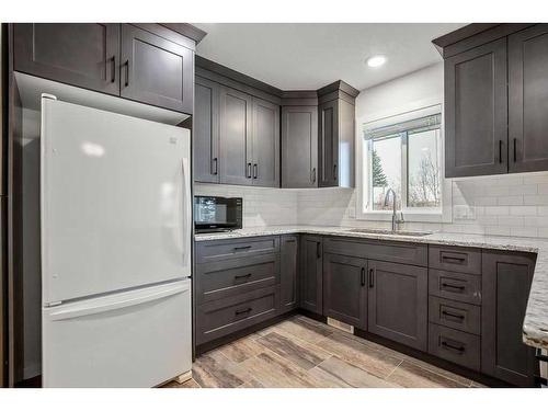 14 West Chapman Place, Cochrane, AB - Indoor Photo Showing Kitchen With Upgraded Kitchen