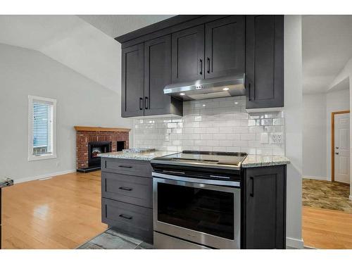 14 West Chapman Place, Cochrane, AB - Indoor Photo Showing Kitchen