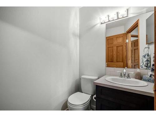 14 West Chapman Place, Cochrane, AB - Indoor Photo Showing Bathroom