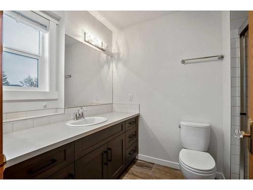 14 West Chapman Place, Cochrane, AB - Indoor Photo Showing Bathroom