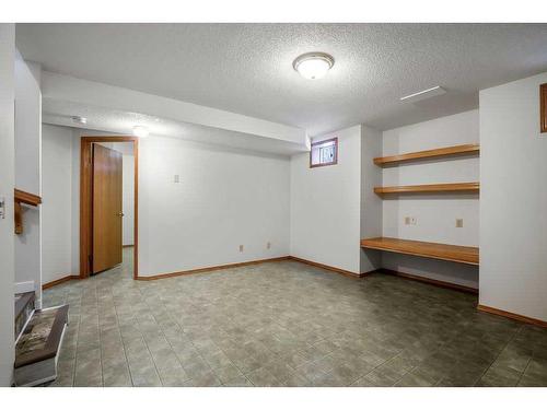 14 West Chapman Place, Cochrane, AB - Indoor Photo Showing Other Room