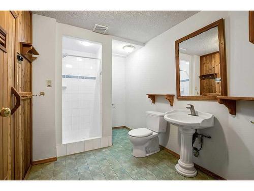 14 West Chapman Place, Cochrane, AB - Indoor Photo Showing Bathroom