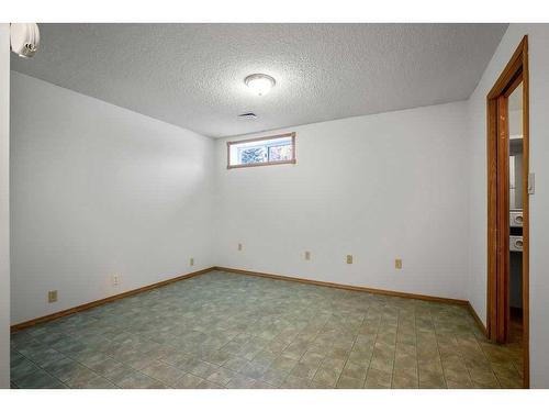 14 West Chapman Place, Cochrane, AB - Indoor Photo Showing Other Room