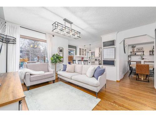 86 Schubert Hill Nw, Calgary, AB - Indoor Photo Showing Living Room