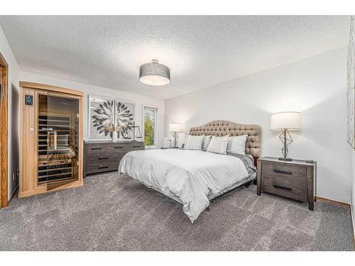 86 Schubert Hill Nw, Calgary, AB - Indoor Photo Showing Bedroom