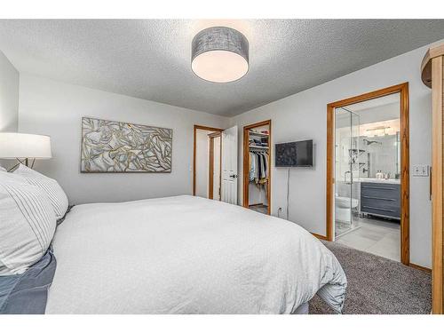 86 Schubert Hill Nw, Calgary, AB - Indoor Photo Showing Bedroom