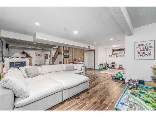 86 Schubert Hill Nw, Calgary, AB - Indoor Photo Showing Bedroom