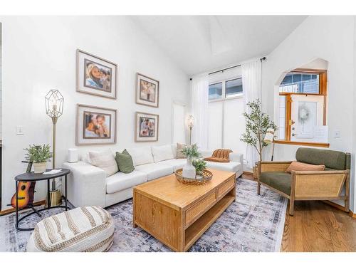 86 Schubert Hill Nw, Calgary, AB - Indoor Photo Showing Living Room