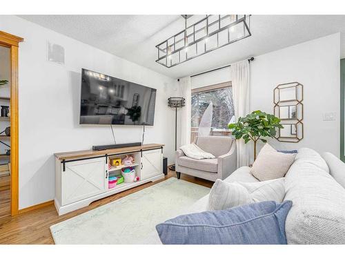 86 Schubert Hill Nw, Calgary, AB - Indoor Photo Showing Living Room