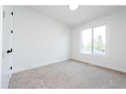 240 22 Avenue, Calgary, AB - Indoor Photo Showing Other Room