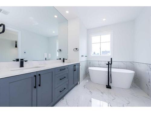 240 22 Avenue, Calgary, AB - Indoor Photo Showing Bathroom