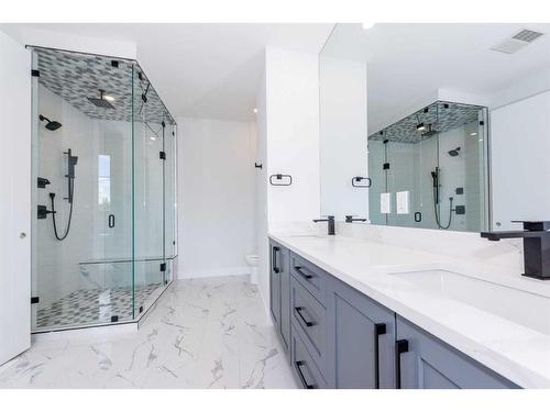 240 22 Avenue, Calgary, AB - Indoor Photo Showing Bathroom