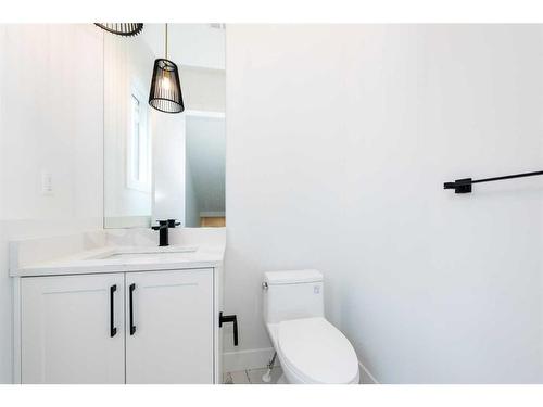 240 22 Avenue, Calgary, AB - Indoor Photo Showing Bathroom