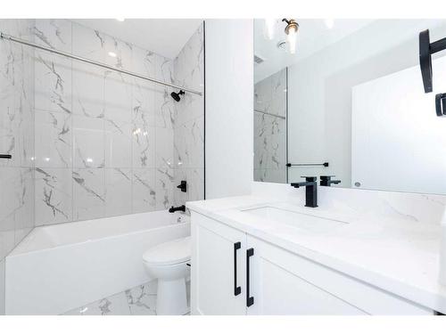 240 22 Avenue, Calgary, AB - Indoor Photo Showing Bathroom