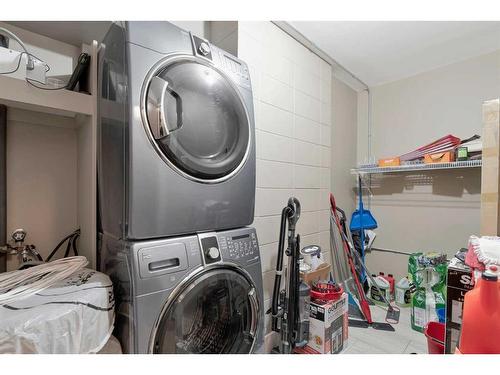 2C-133 25 Avenue Sw, Calgary, AB - Indoor Photo Showing Laundry Room