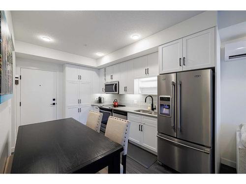 401-4138 University Avenue Nw, Calgary, AB - Indoor Photo Showing Kitchen With Stainless Steel Kitchen With Upgraded Kitchen