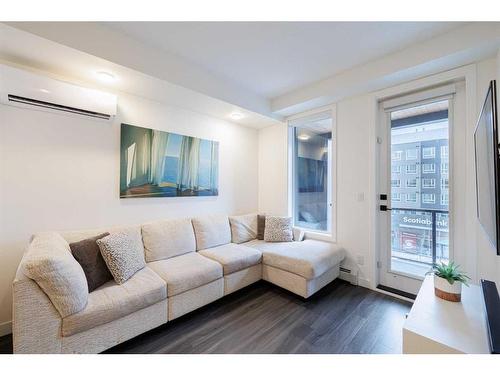 401-4138 University Avenue Nw, Calgary, AB - Indoor Photo Showing Living Room