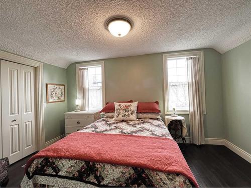 1427 2A Street Nw, Calgary, AB - Indoor Photo Showing Bedroom