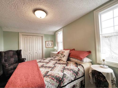 1427 2A Street Nw, Calgary, AB - Indoor Photo Showing Bedroom