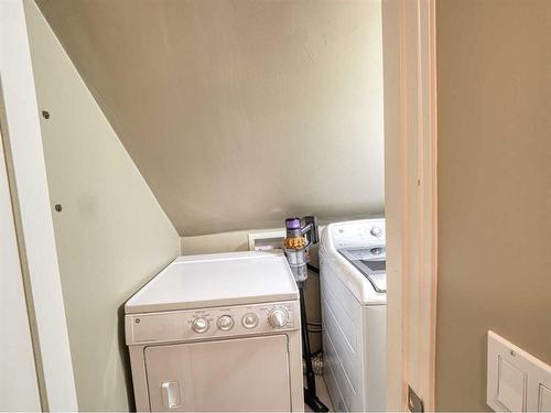 1427 2A Street Nw, Calgary, AB - Indoor Photo Showing Laundry Room